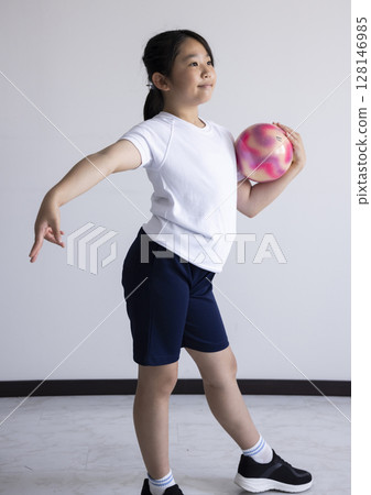 小學生正在享受藝術體操 128146985