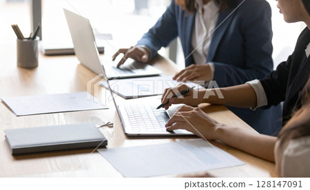正在開會的人們商業場景 128147091