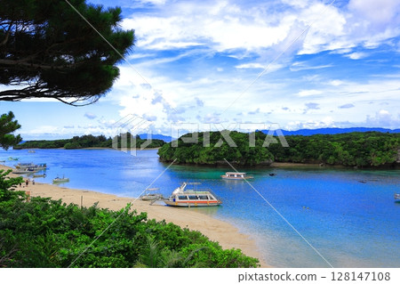 石垣島川平灣美麗的大海（從高處） 128147108