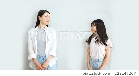 親密朋友的母親和女兒形象 128147207