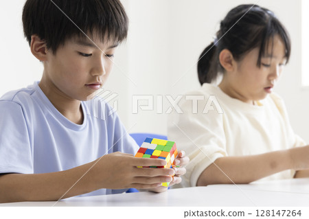 小學生玩魔術方塊 128147264