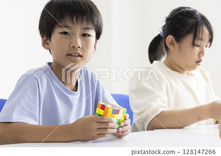 小學生玩魔術方塊 128147266