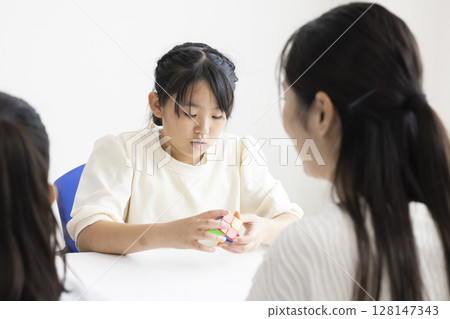 小學生玩魔術方塊 128147343
