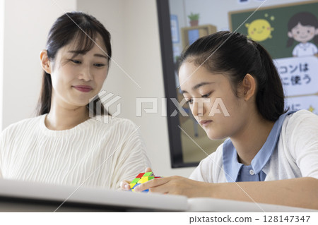 小學生玩魔術方塊 128147347