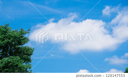 Blue sky and white clouds, refreshing summer feeling Blue sky and white clouds, refreshing summer feeling 128147553
