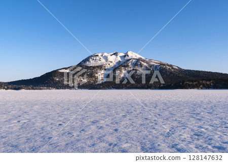 Lake Oze, Fukushima Prefecture: Frozen Lake Oze and Mt. Hiuchigatake 128147632