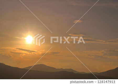 夕陽的天空,日落,雲彩,山脈 夕陽的天空,日落,雲彩,山脈 128147913