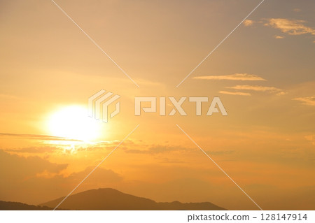 夕陽的天空，日落，雲彩，山脈 128147914