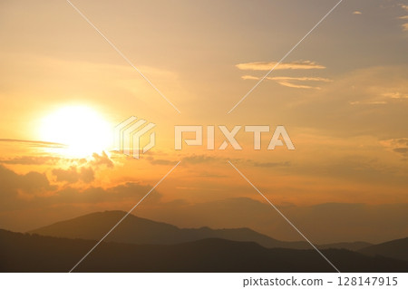 夕陽的天空，日落，雲彩，山脈 128147915