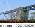 瀨戶大橋是一座公路和鐵路合建橋，下層通行 JR 列車，上層通行高速公路。 128148020