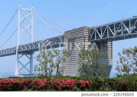 瀨戶大橋是一座公路和鐵路合建橋，下層通行 JR 列車，上層通行高速公路。 128148020