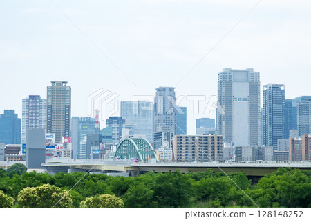 從大阪淀川眺望大阪站週邊的建築 從大阪淀川眺望大阪站週邊的建築 128148252