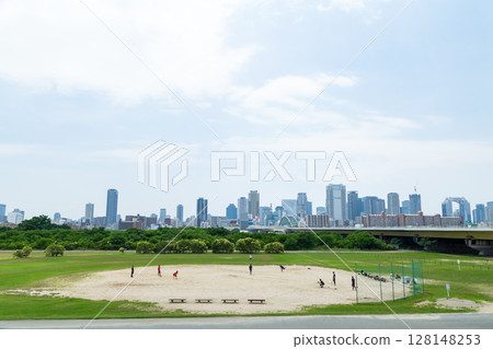 從大阪淀川眺望大阪站週邊的建築 128148253