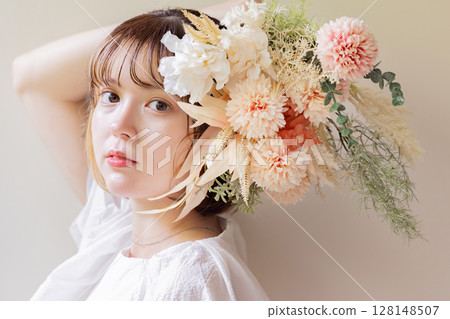 有花的一名婦女 有花的一名婦女 128148507