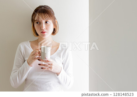 A woman with a mug 128148523