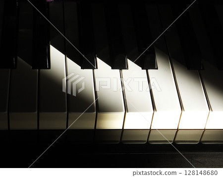 早晨太陽的鋼琴鍵盤 早晨太陽的鋼琴鍵盤 128148680