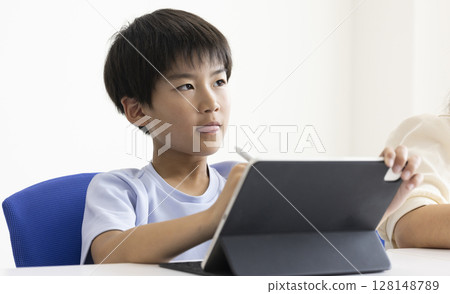 小學生使用平板電腦 128148789