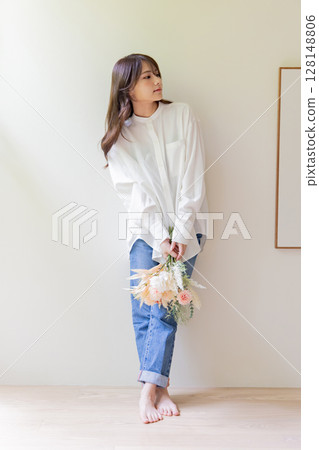 Woman with a bouquet of dried flowers 128148806