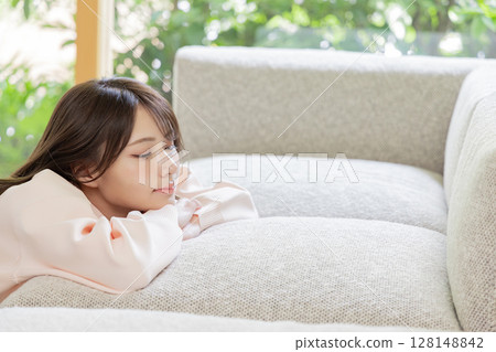 靠在沙發上的可愛女人 128148842