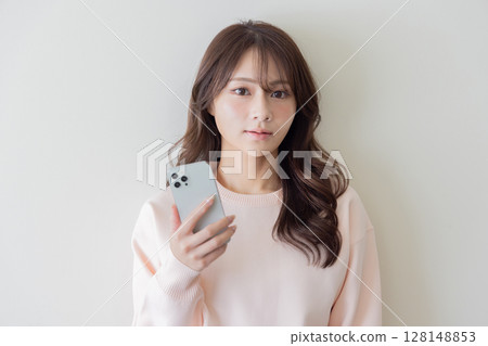 一個女人在智能手機上搜索 128148853