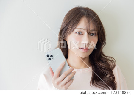 A woman to search on a smartphone 128148854