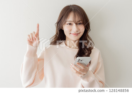 一個女人在智能手機上搜索 128148856