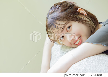 Cute woman leaning on the sofa Cute woman leaning on the sofa 128148865