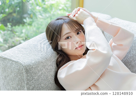 女人在沙發床上放鬆 128148910