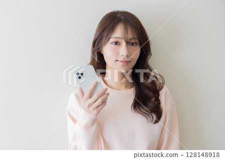 A woman to search on a smartphone A woman to search on a smartphone 128148918