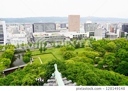 Wakayama Castle, Wakayama City: View of the Ninomaru ruins, Ohashi Corridor and cityscape from the main tower (north direction, early summer) Wakayama Castle, Wakayama City: View of the Ninomaru ruins, Ohashi Corridor and cityscape from the main tower (north direction, early summer) 128149148