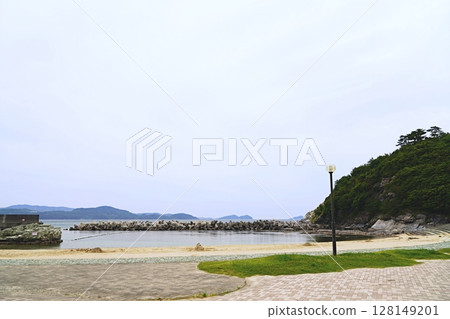 Wakayama City: Namihaya Beach waiting for the beach to open (early summer) 128149201