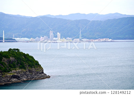 從西坂崎燈塔看到的和歌山港城和浪速崎（東南方向，初夏） 128149212