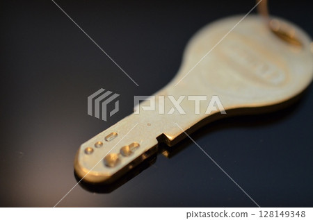 黑色桌子上的一把鑰匙 128149348