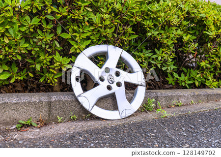 日本橫濱城市景觀:丟失的鋁製車輪…為什麼它會在車輛經過的路邊、人行道邊…(*非擺拍) 日本橫濱城市景觀:丟失的鋁製車輪…為什麼它會在車輛經過的路邊、人行道邊…(*非擺拍) 128149702