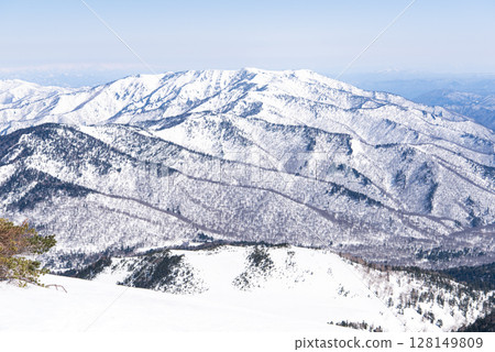 從福島縣火口嶽山頂眺望會津駒岳 從福島縣火口嶽山頂眺望會津駒岳 128149809