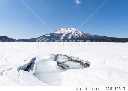 Lake Oze, Fukushima Prefecture: Mt. Hiuchigatake and the frozen Lake Oze 128150845