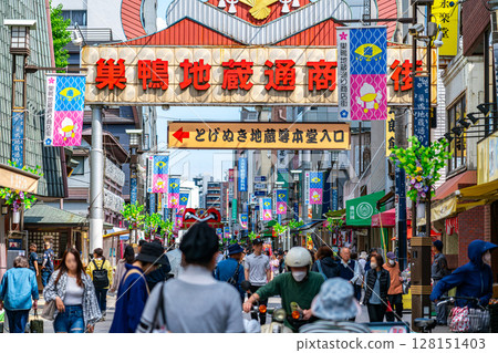 [Tokyo] Sugamo Jizo Street Shopping District, famous as Grandma's Harajuku 128151403