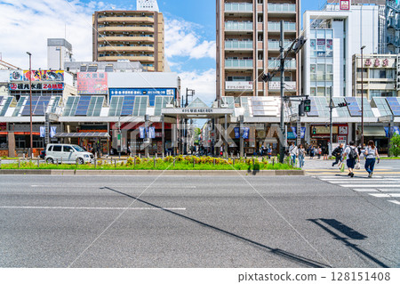 [Tokyo] A shopping street in front of Sugamo Station lined with many shops 128151408