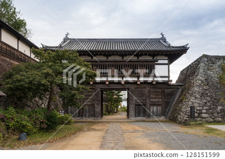 小諸城是位於長野縣小諸市的一座城堡，以其獨特的「洞城」結構而聞名，這意味著城堡位於城下町的下方。 128151599