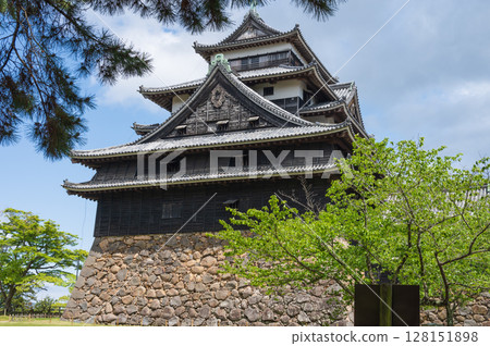 松江城是位於島根縣松江市的一座江戶時代城堡，現存的天守閣是國寶。 128151898