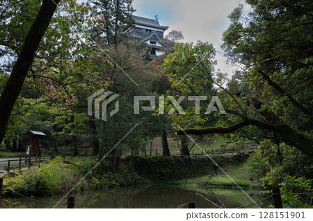 松江城是位於島根縣松江市的一座江戶時代城堡，現存的天守閣是國寶。 128151901