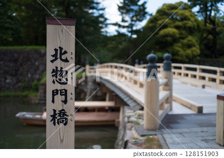Matsue Castle is an Edo period castle located in Matsue City, Shimane Prefecture. The existing castle tower is a national treasure. 128151903