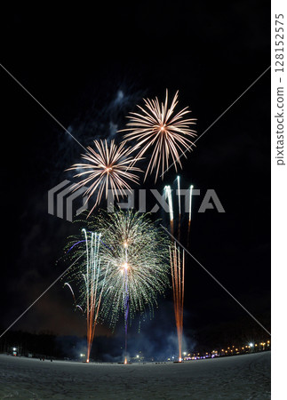 北海道一座公園的雪地上燃放的煙火，背景是月亮、金星和土星 128152575