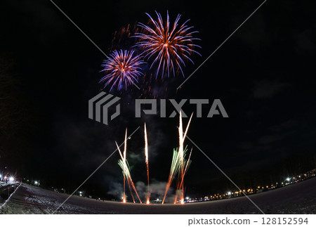 北海道一座公園的雪地上燃放的煙火,背景是月亮、金星和土星 北海道一座公園的雪地上燃放的煙火,背景是月亮、金星和土星 128152594