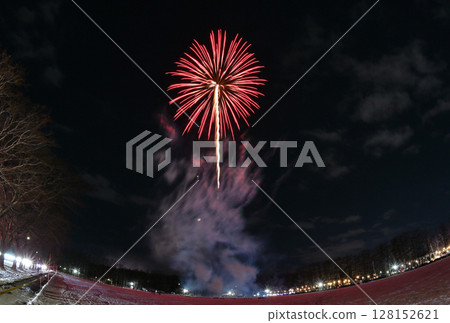 北海道一座公園的雪地上燃放的煙火，背景是月亮、金星和土星 128152621