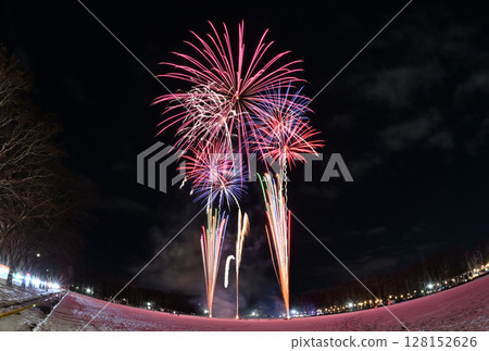 北海道一座公園的雪地上燃放的煙火,背景是月亮、金星和土星 北海道一座公園的雪地上燃放的煙火,背景是月亮、金星和土星 128152626