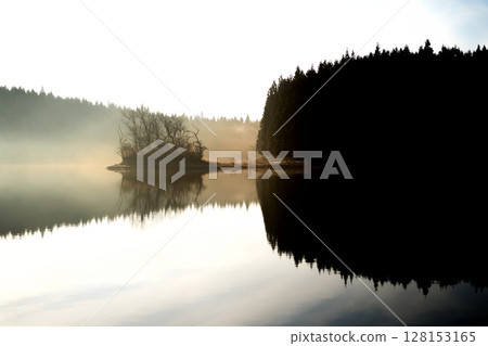 霧氣籠罩的夢幻湖泊 霧氣籠罩的夢幻湖泊 128153165