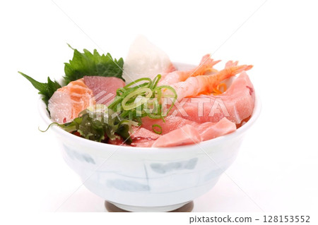 海鮮碗,蝦子、鮪魚和鮭魚飯碗,淺色背景 海鮮碗,蝦子、鮪魚和鮭魚飯碗,淺色背景 128153552