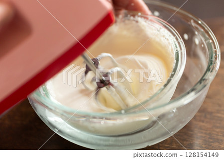使用手動攪拌器製作蛋糕用的鮮奶油 128154149