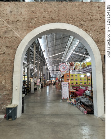 empty tunnel of the old building 128154189